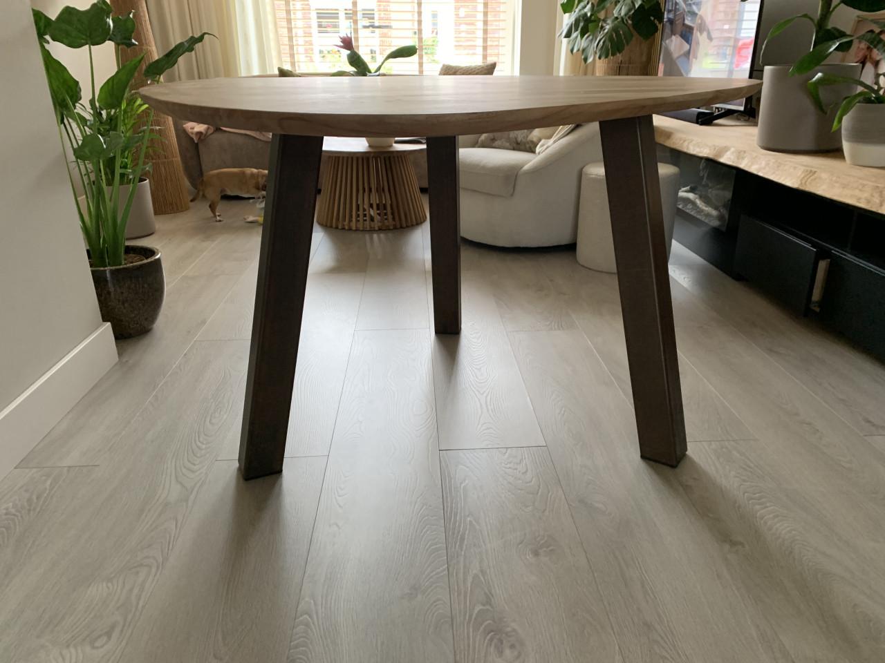 Driehoek eettafel 135 cm hoog 76 cm,