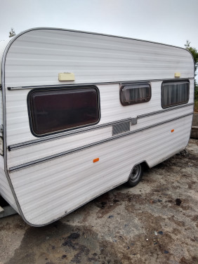 Gratis oude caravan