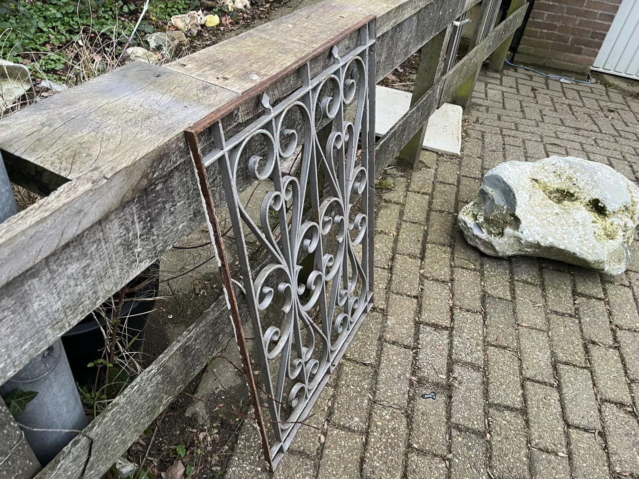 Ornamenten, Raamframe Sierwerk metaal