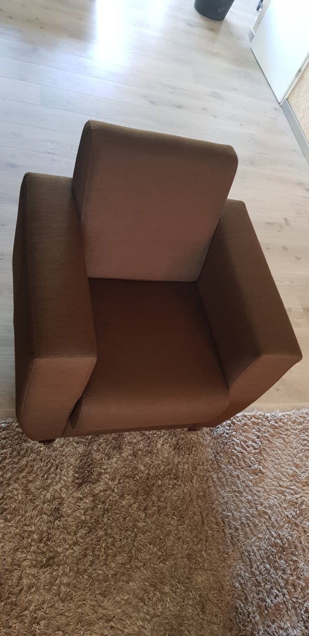 Inboedel: boekenkasten, eettafel, fauteuils, hanglampen, vloerlamp