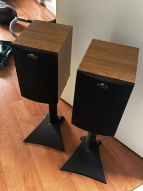 KEF Q15 hifiluidsprekers met vogel standaards