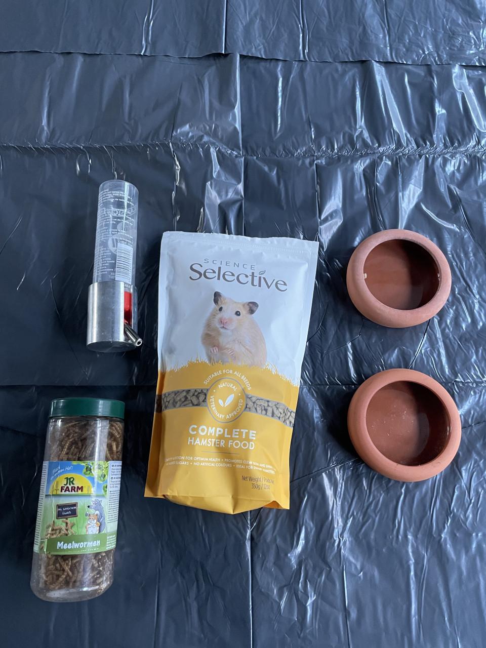 Hamster binnenhuis-paradijs: verblijf met alle benodigheden.