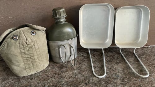 Leger veldfles + foudraal + drinkbeker + eetblik (gamelle)