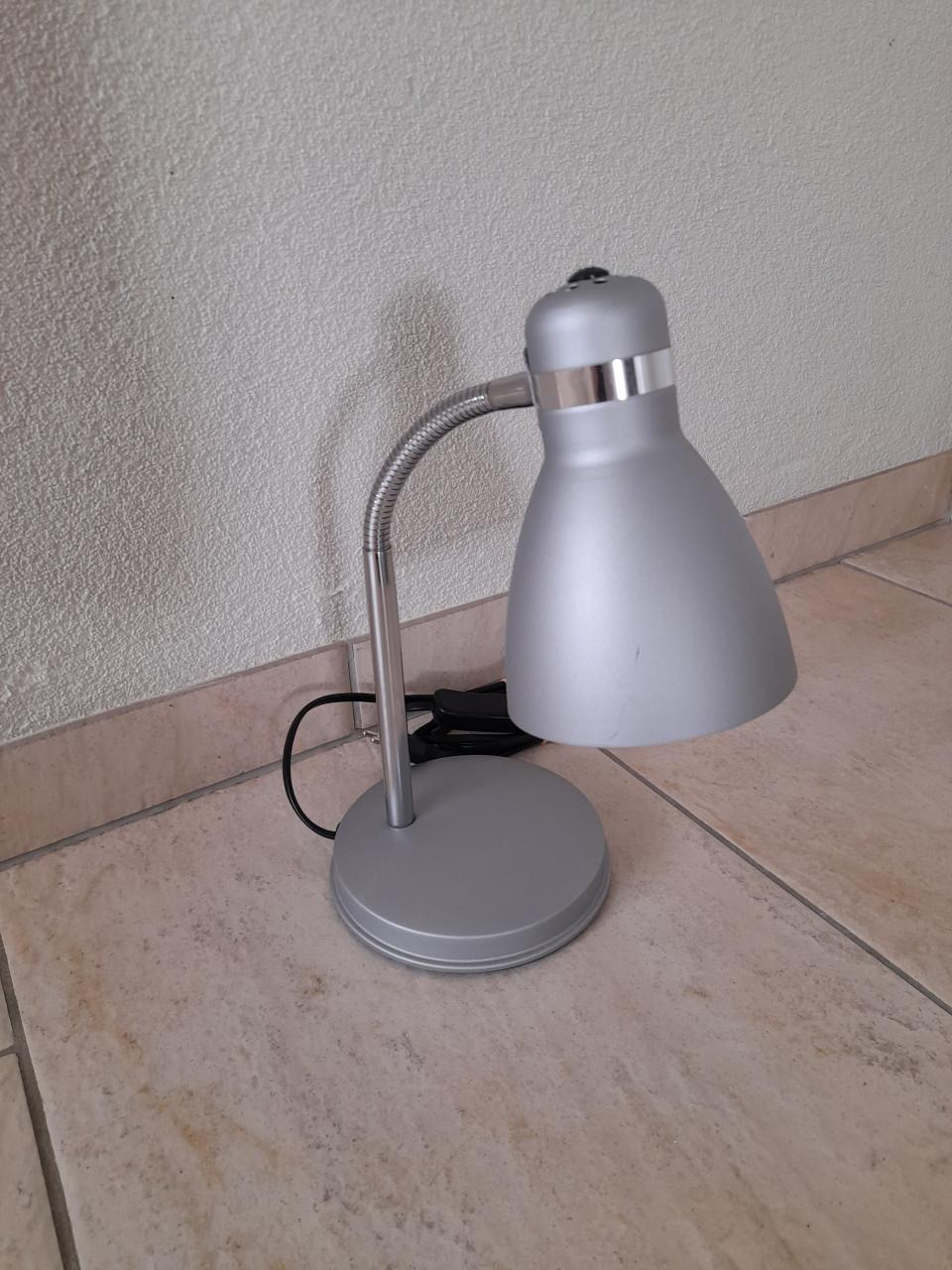 Diverse tafel / bureau lampen (in goede nette staat )  €7,50 per stuk