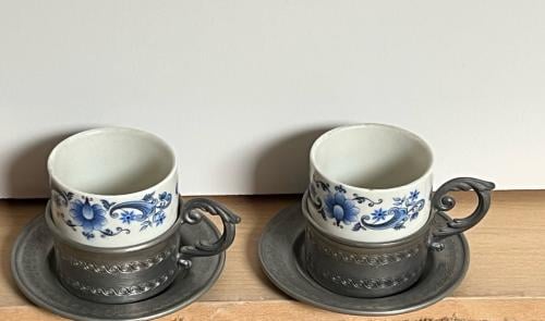 Porseleinen espresso/koffiekopjes met tinnen houders en schotels