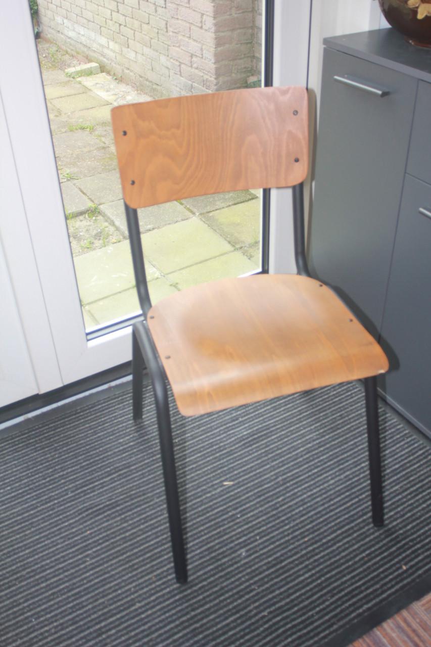 Stoel..Zwart metaal met houten zitting