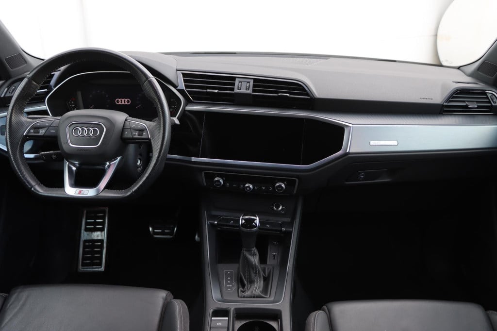 Audi Q3 35 tfsi s line s-tronic
