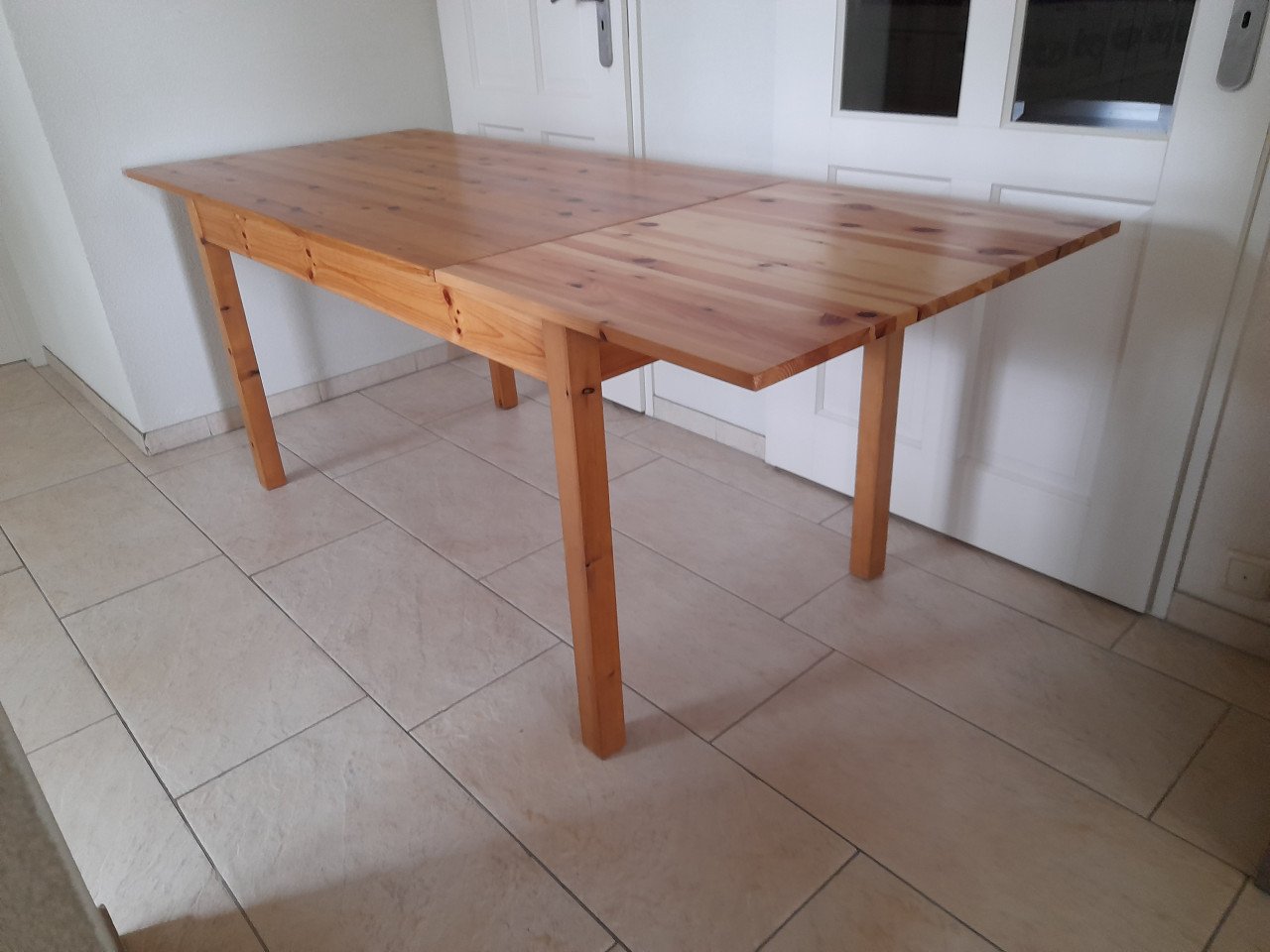 Grenen tafel 140 x 80 x 75H (met verlengstuk van 60cm) In goede staat !