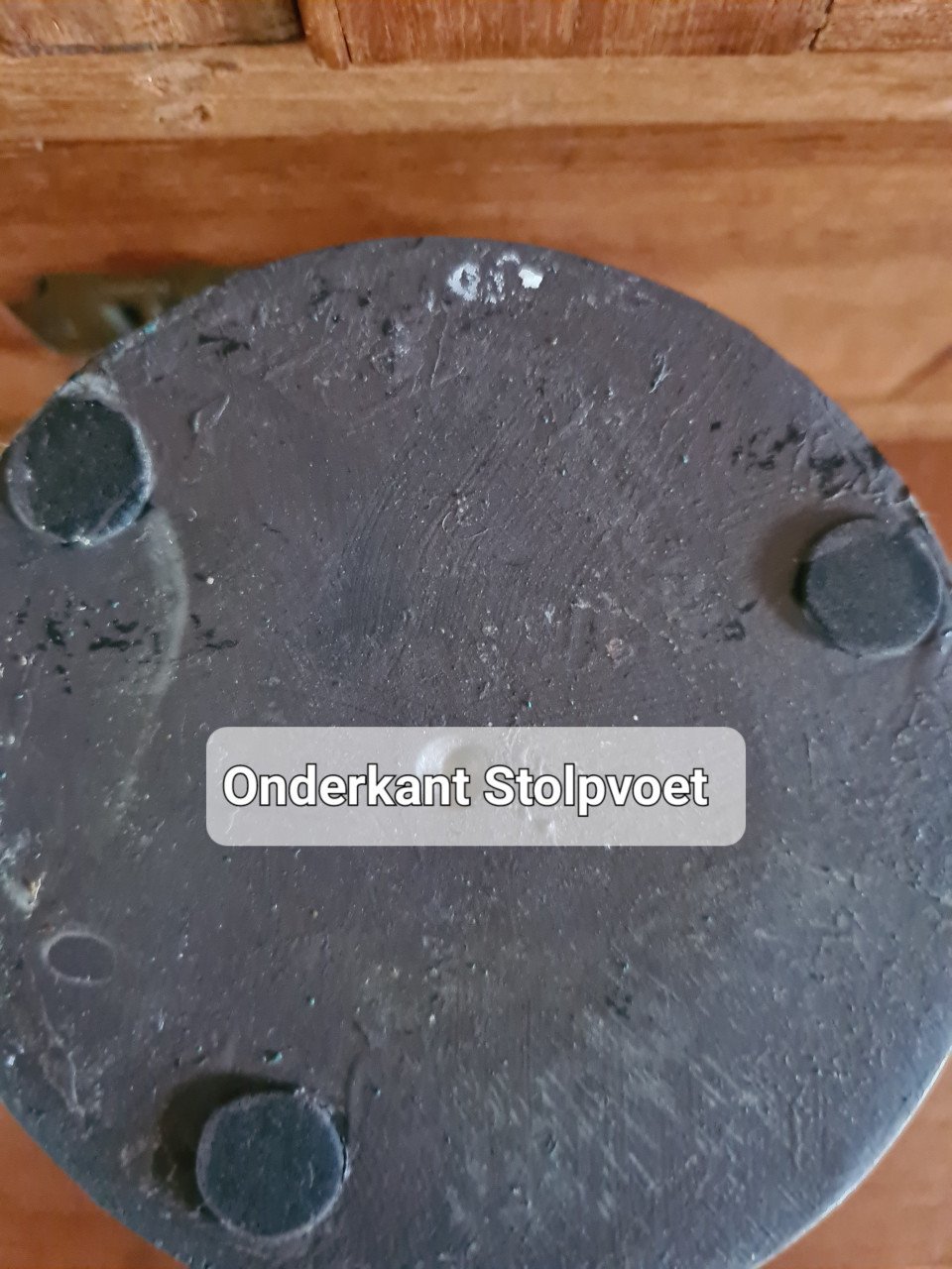 Brocante glazen stolp met zwarte houten voet