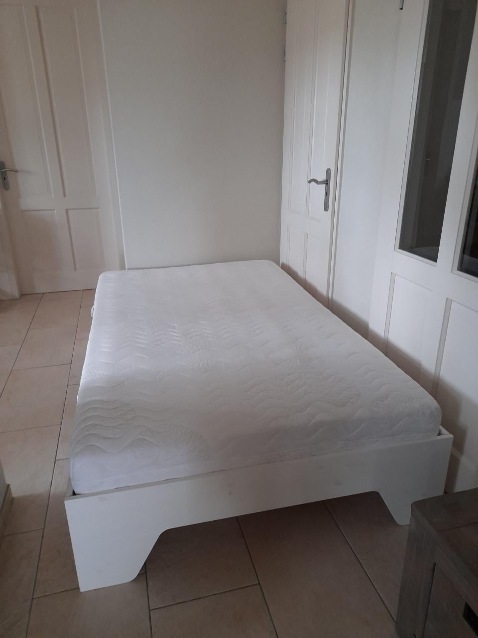 Massief houten bed met netjes en schoon matras 120 x 200 (in nette staat )
