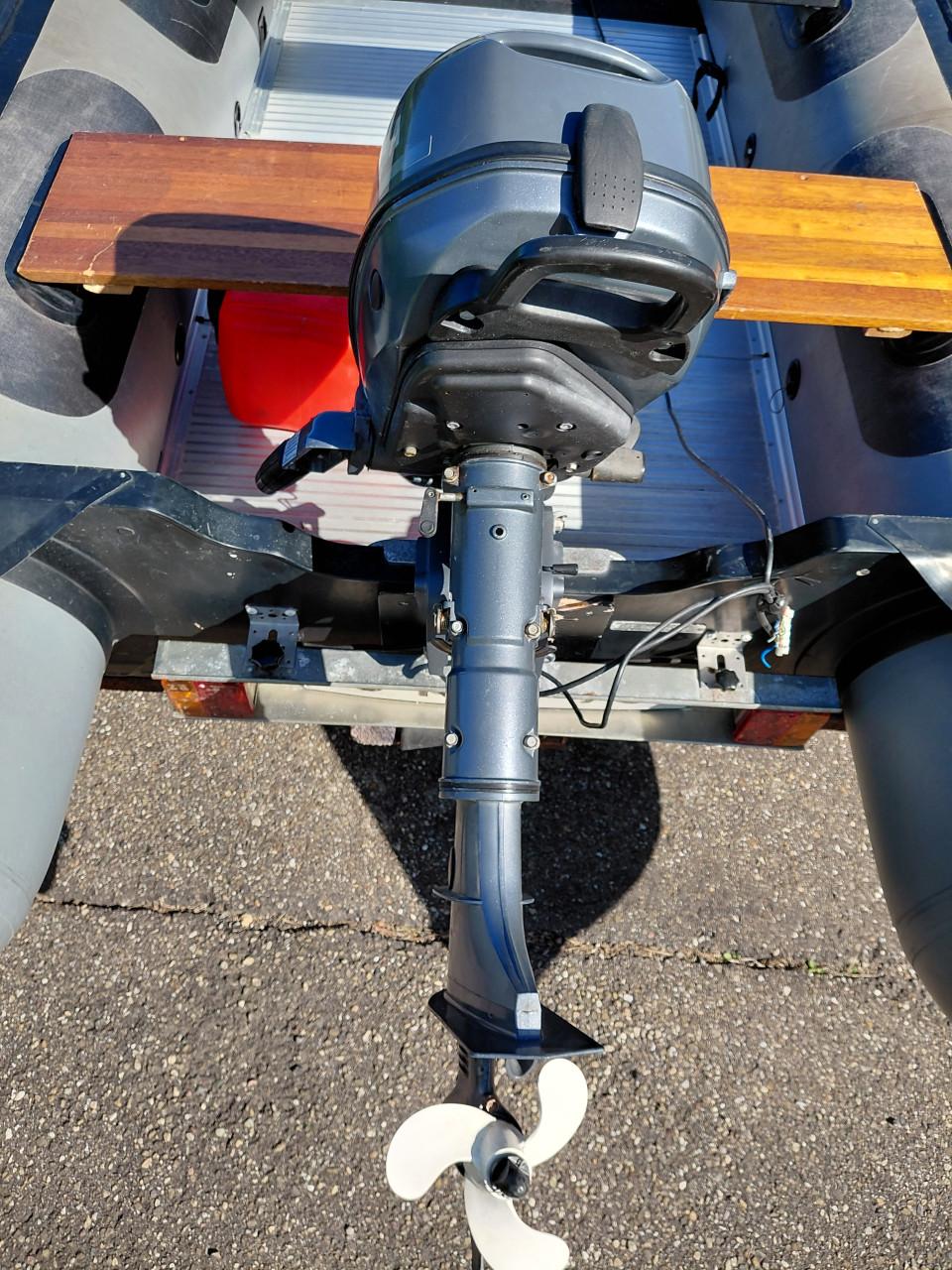 Rubberboot met trailer en buitenboordmotor.