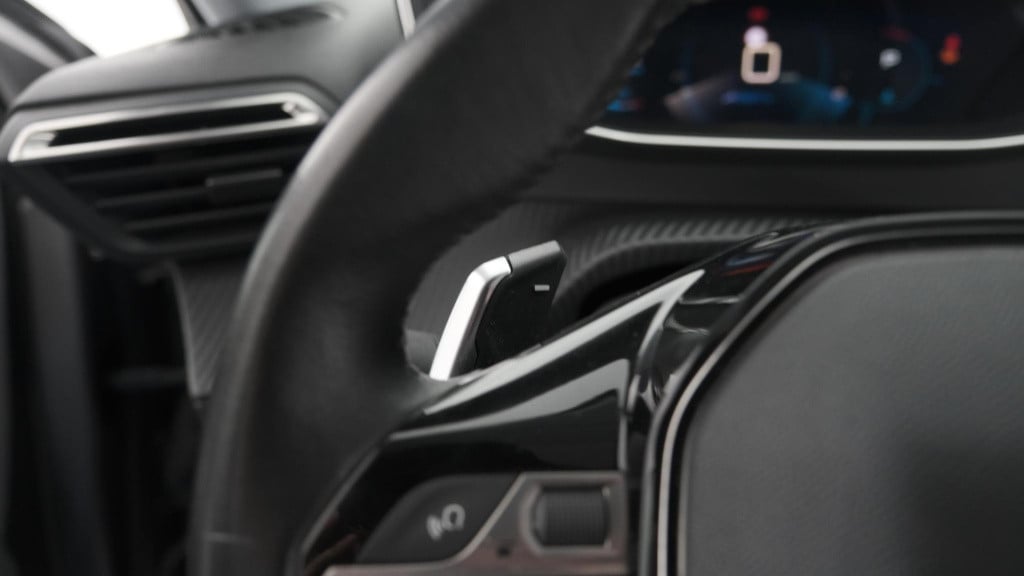 Peugeot 208 puretech 100 eat8 allure | camera | apple carplay | navigatie |