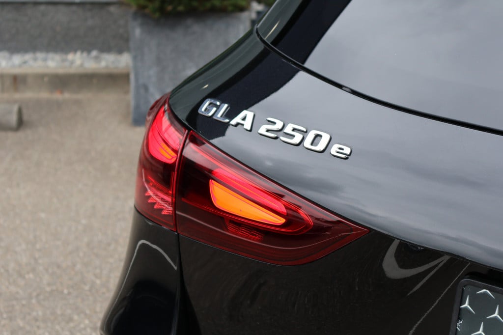 Mercedes-Benz Gla-klasse 250 e edition amg line l facelift l panoramadak l 