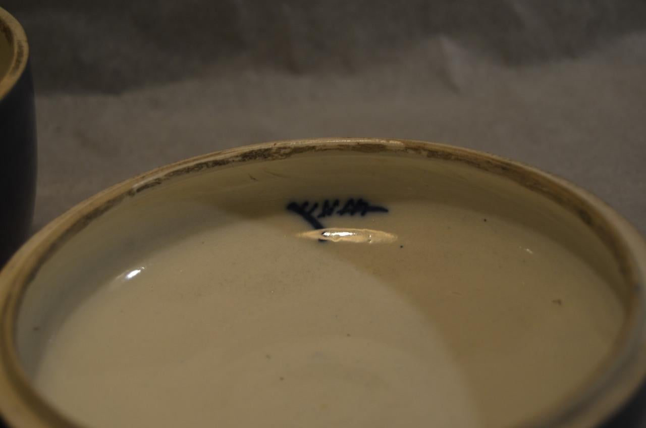 Twee polychrome porseleinen dekselpotten China 20e eeuw.