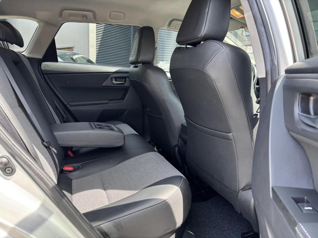 Toyota Auris 1.8 hybrid executive nl-auto!