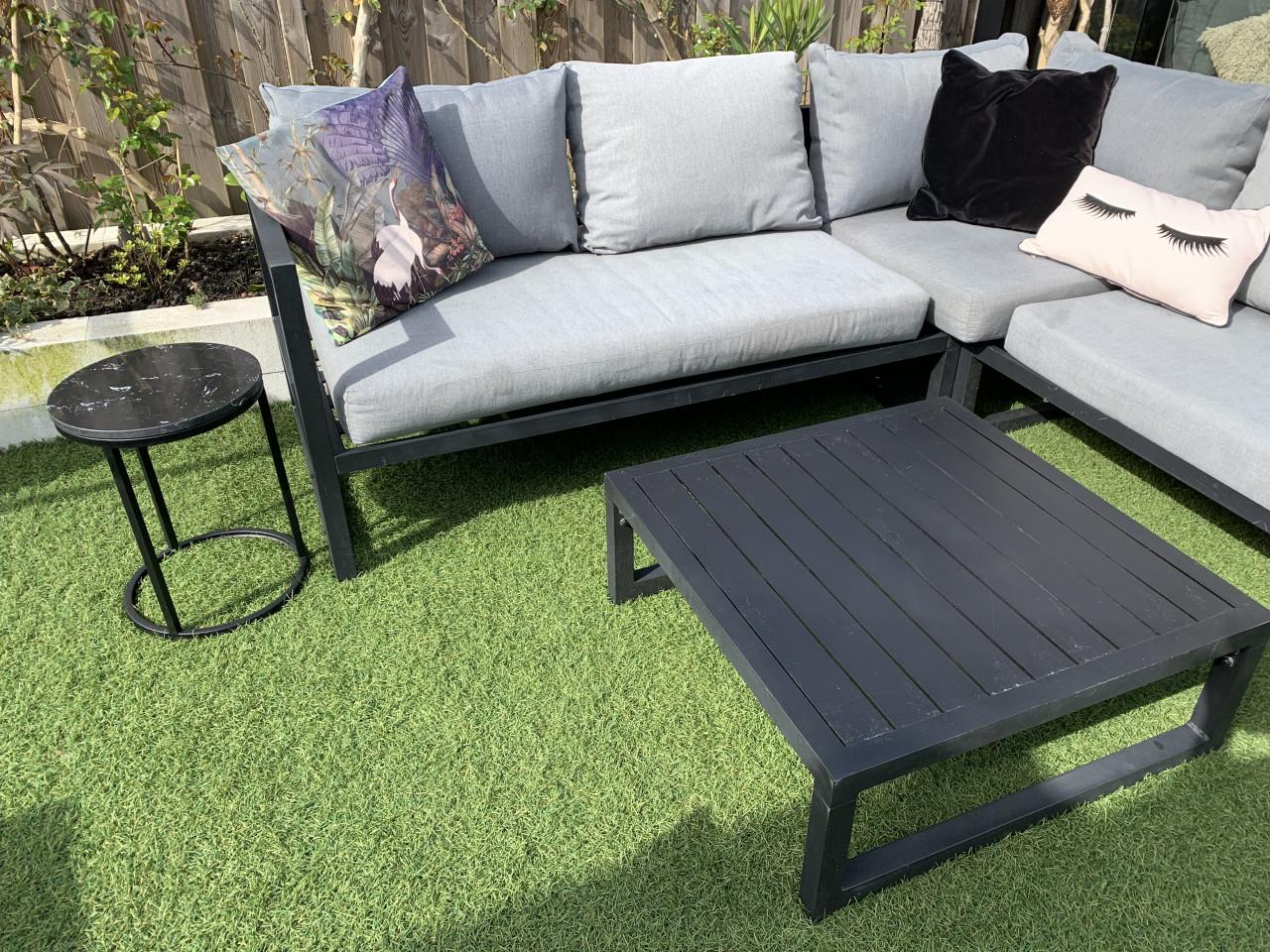 Loungset zwart Alminium met grijze kussens, en 3 tafels