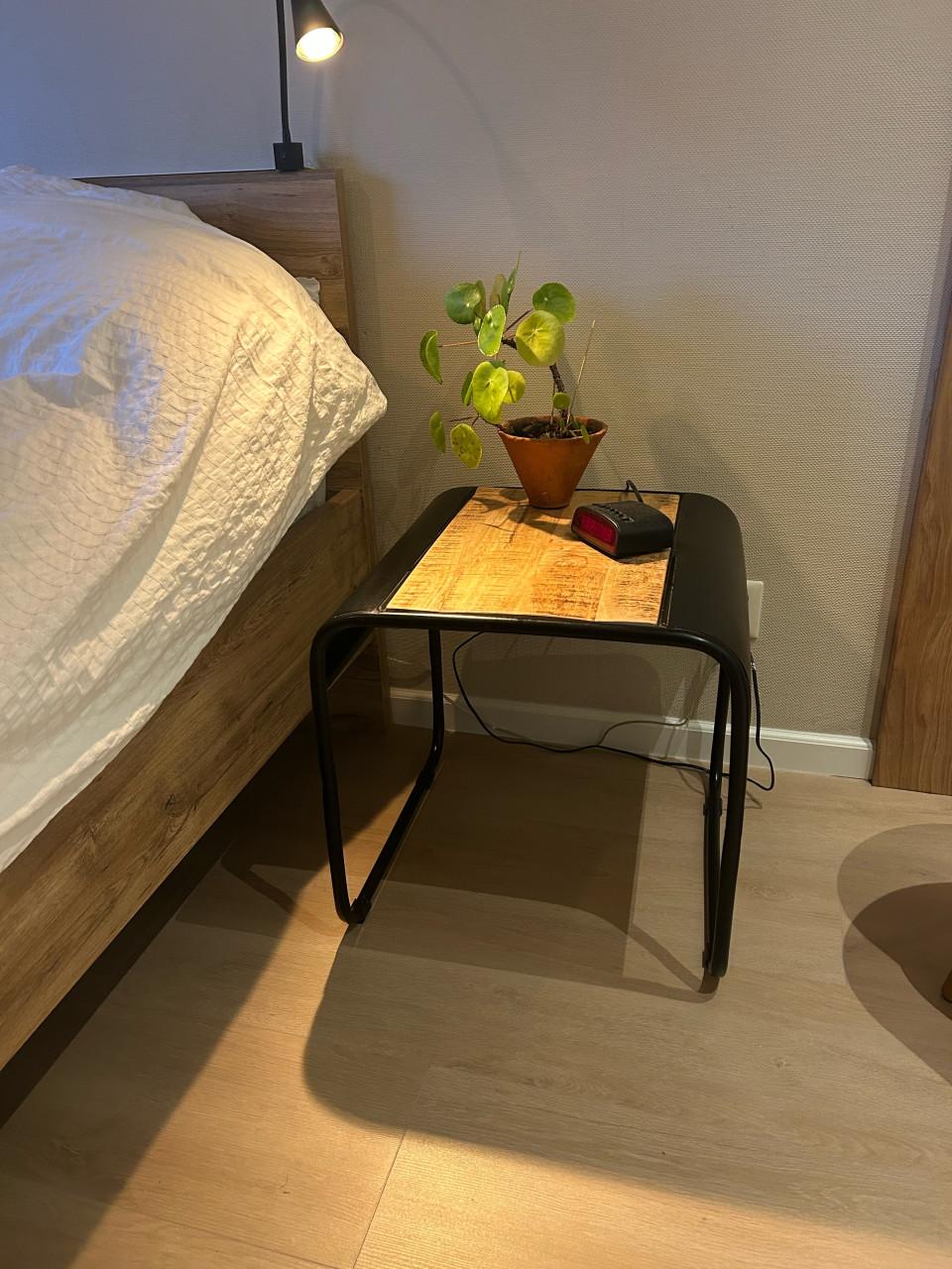 Industriële bijzettafels mangohout & metaal set van 2 (50×50×50 cm)z.g.a.n.