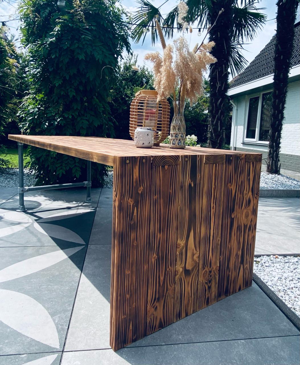 Unieke en stijlvolle handgemaakte tafel.