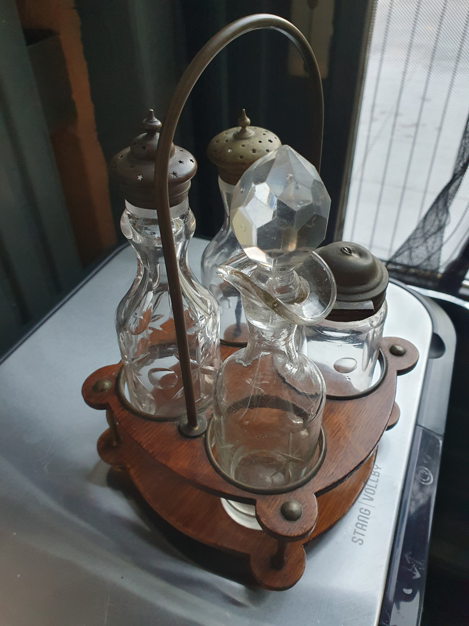 Prachtig antiek vinegar set met geslepen glazen accessoires..