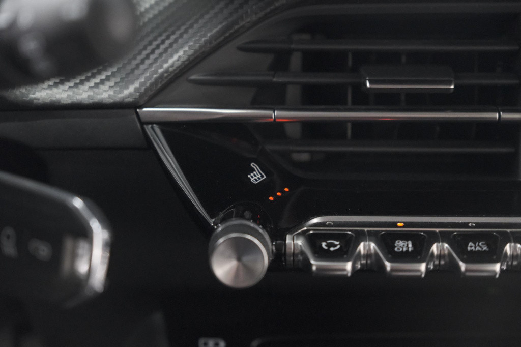 Peugeot 208 puretech 100 eat8 allure pack | camera | apple carplay | parkee