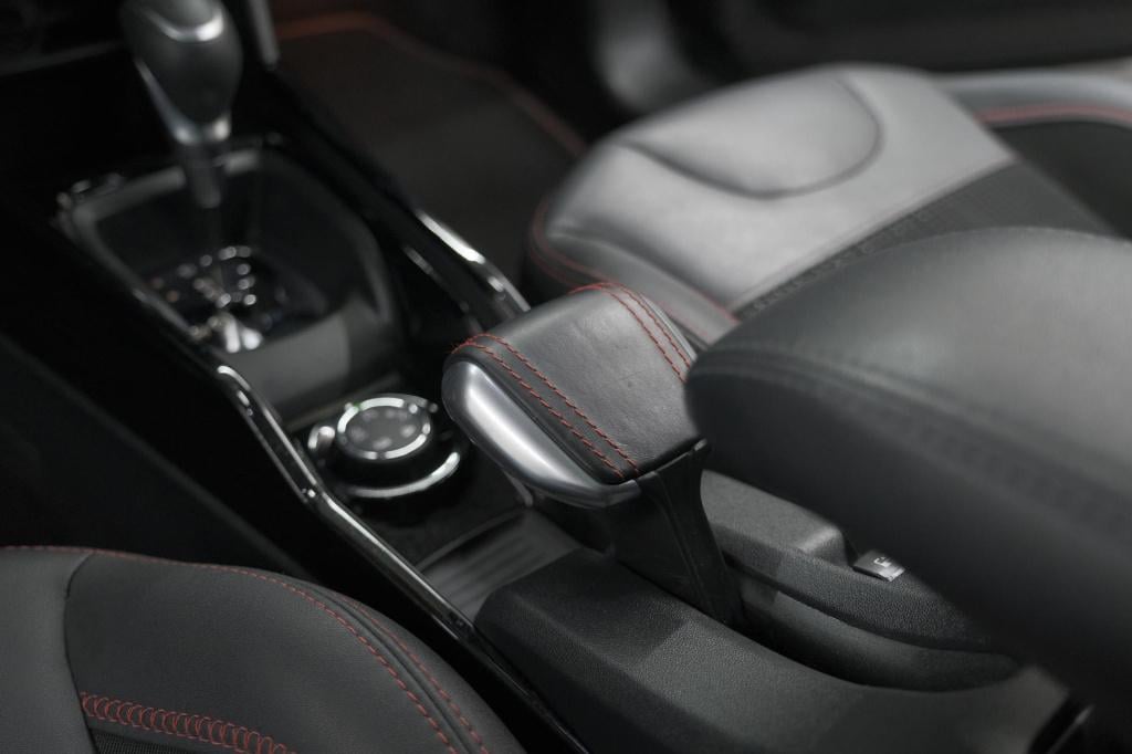 Peugeot 2008 puretech 110 eat6 gt-line | camera | panoramadak | navigatie |