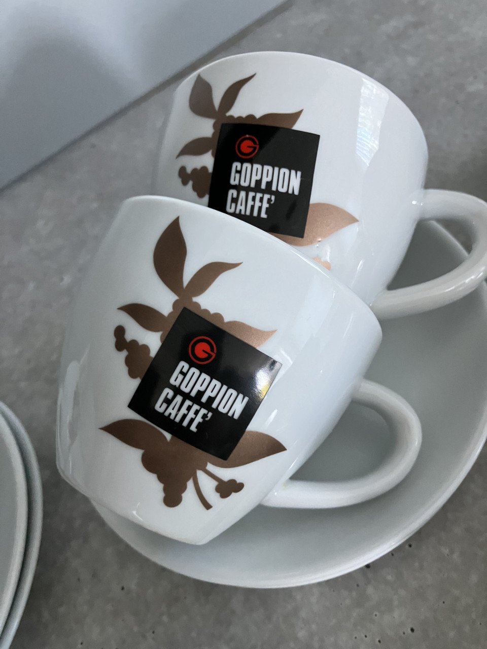 Te koop grote en kleine kop en schotels in goede staat