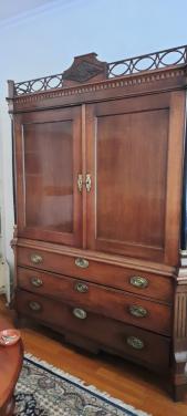 Mooie antieke kast met veel bergruimte en staande klok