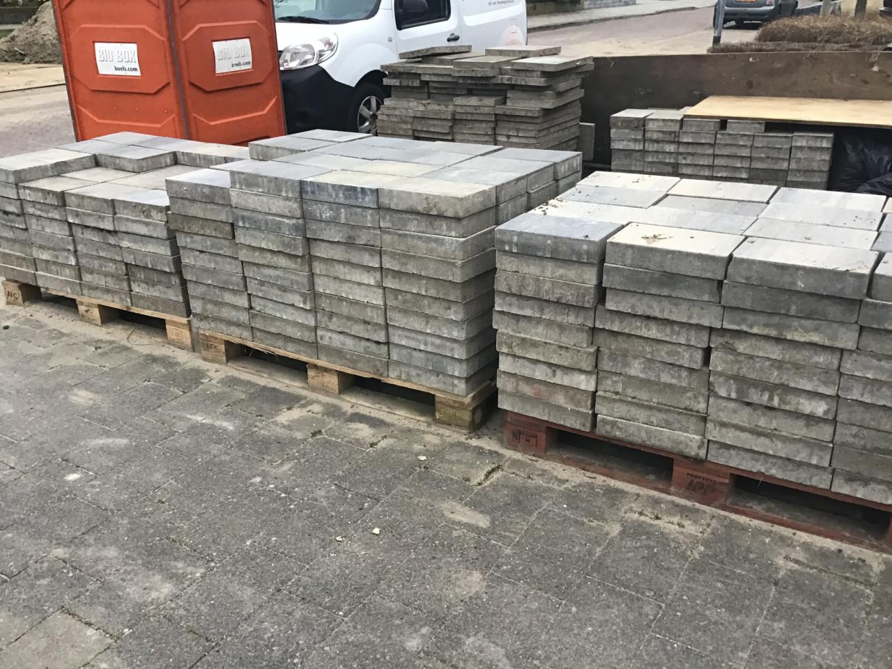 Gratis af te halen betonstenen  600 stuks grijs gemêleerd 20x30x6