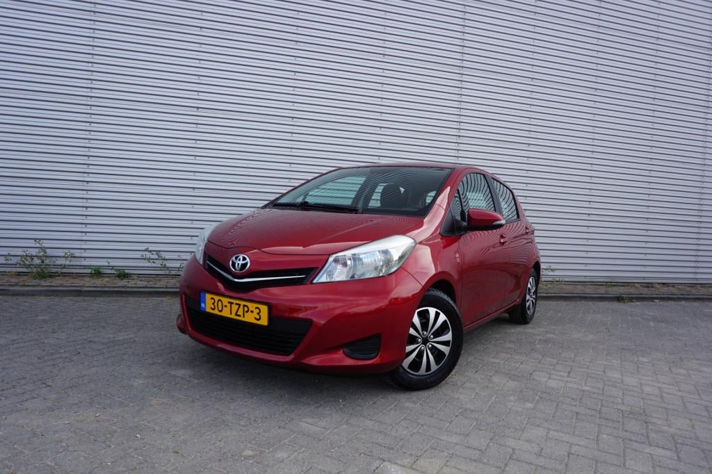 Toyota Yaris 1.0 vvt-i aspiration airco / navi / camera / bt / elektr. rame