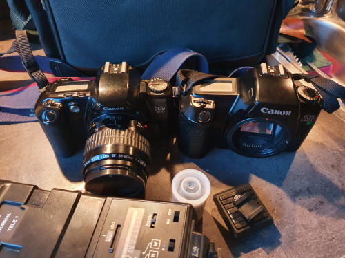 2 mooie vintage canon camera's EOS 500 en EOS 1000F in een koop....