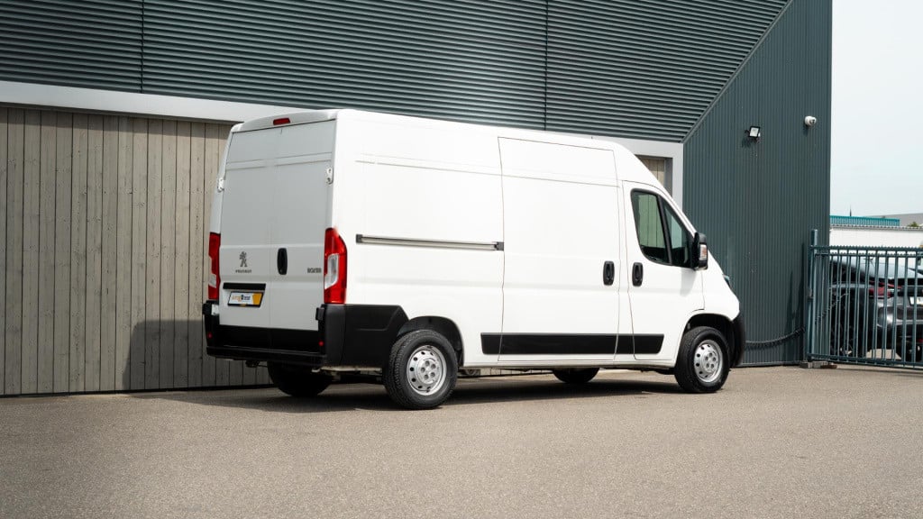 Peugeot Boxer 330 2.2 bluehdi 140 l2h2 premium | navigatie | houtenvloer in