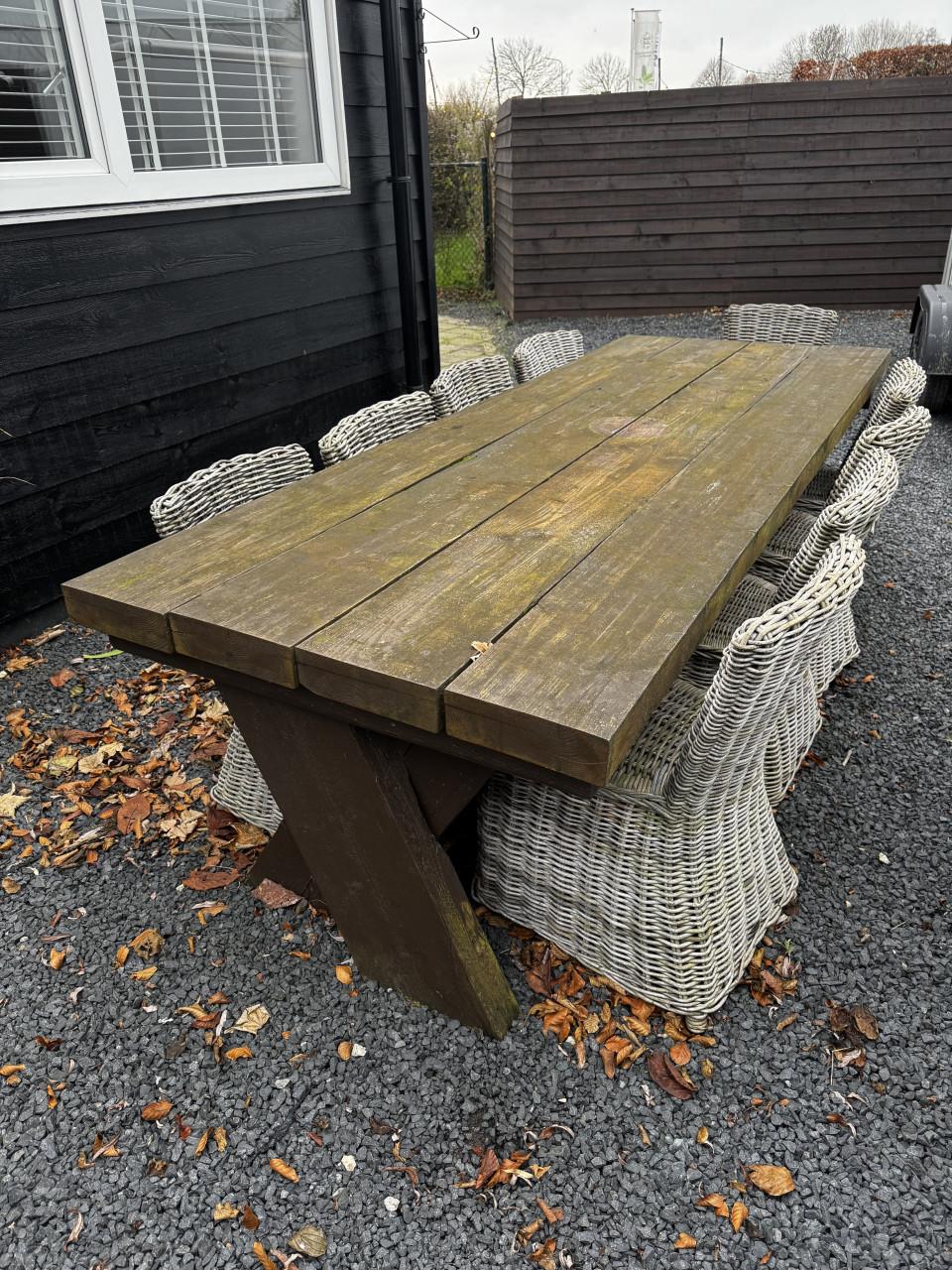Grote buitentafel met stoelen