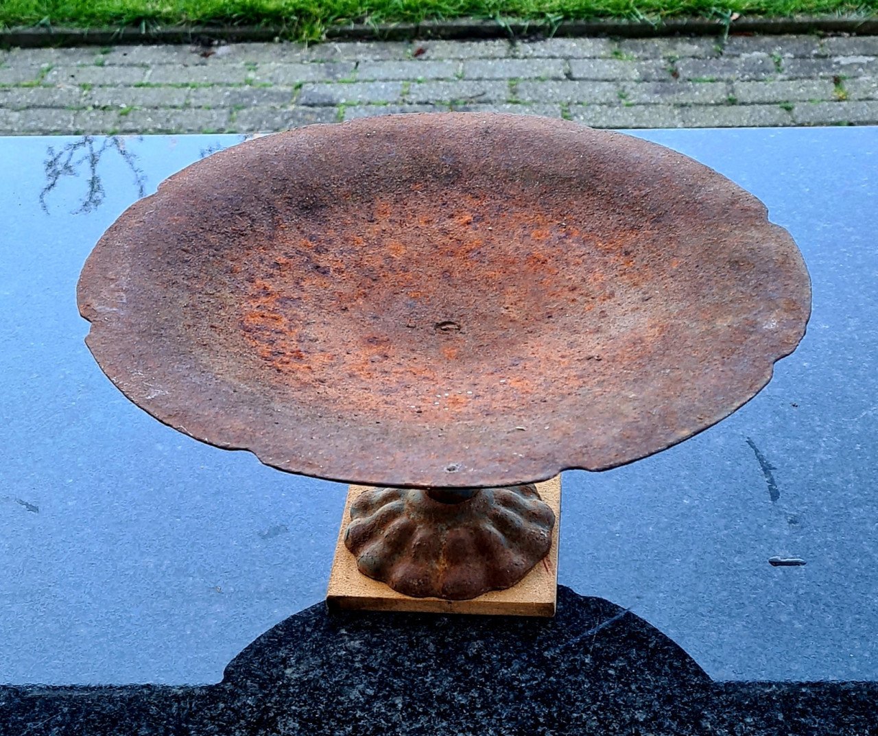 Zware gietijzeren vintage schaal op voet