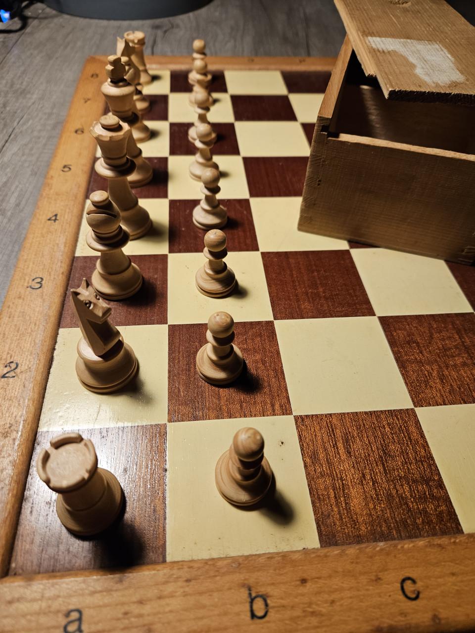 Mooi groot vintage compleet houten schaakspel in nette staat