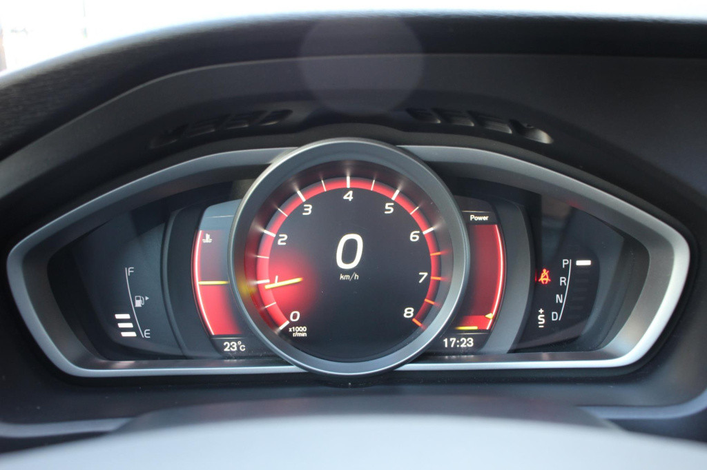 Volvo V40 1.5 t2 momentum automaat - pdc rondom + camera - full led - navi 