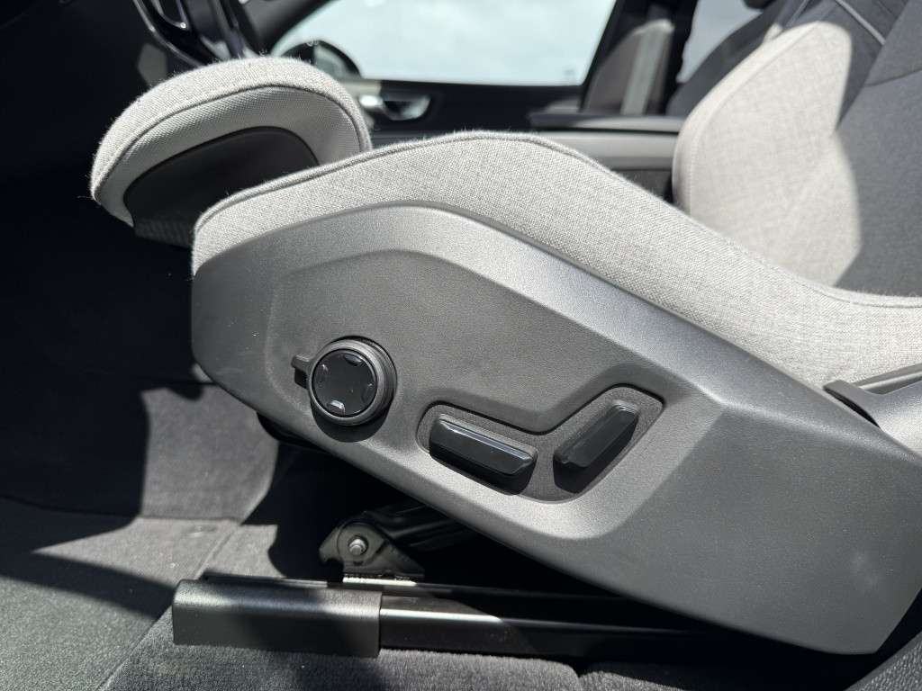 Volvo XC60 t8 455pk recharge ultra dark| full options ! luchtvering b&w sou
