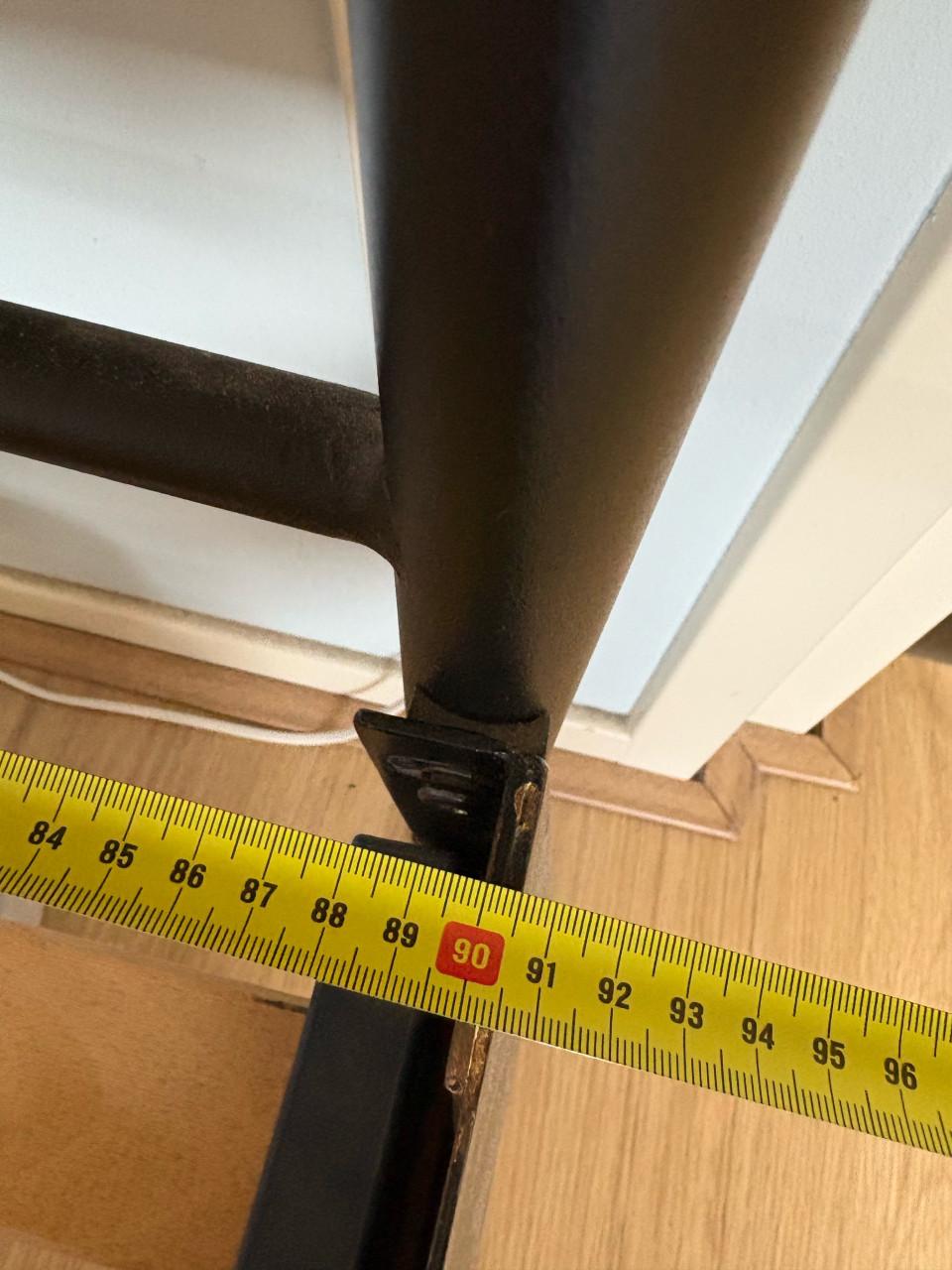 Metalen bed; zwart met rotan; 90x200