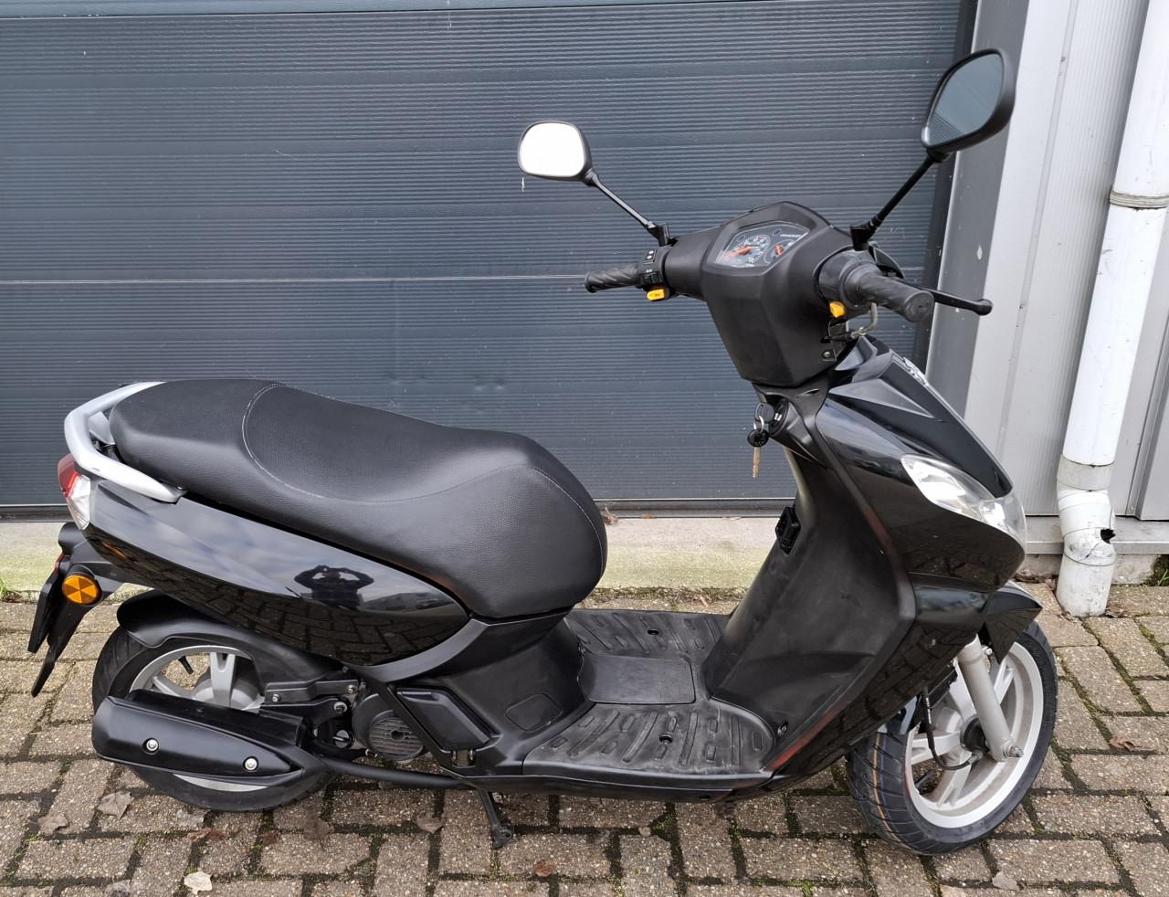 Peugeot Kisbee snorfiets zwart 4 takt