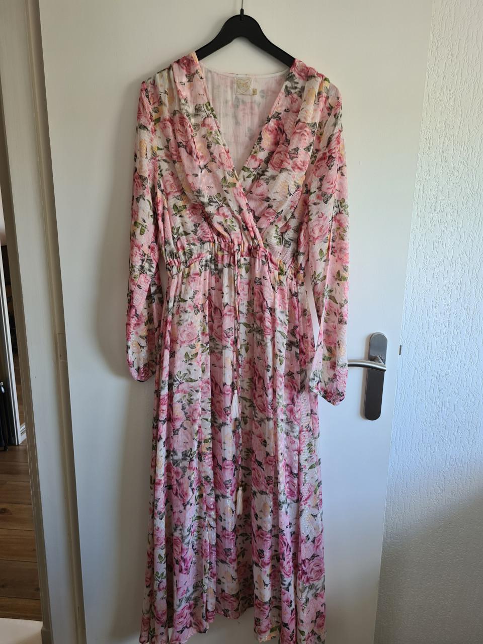 Maxi jurk met Roze bloemenprint en lange mouwen. Mt M-L
