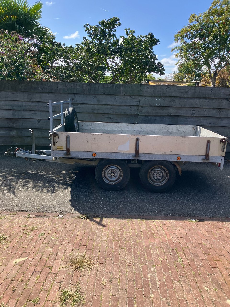 Henra aanhangwagen.