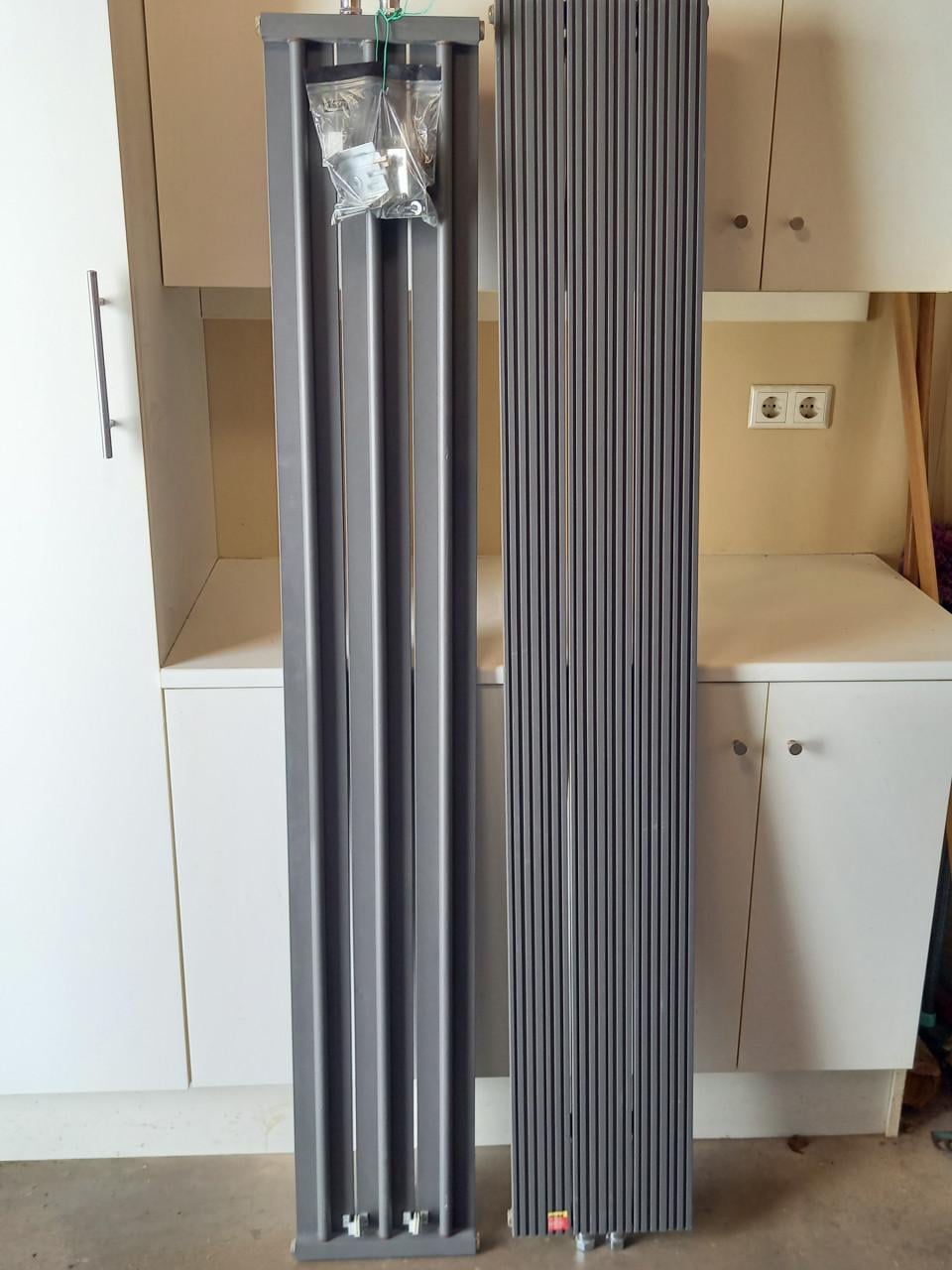Designradiator 1800 × 300 mm donkergrijs