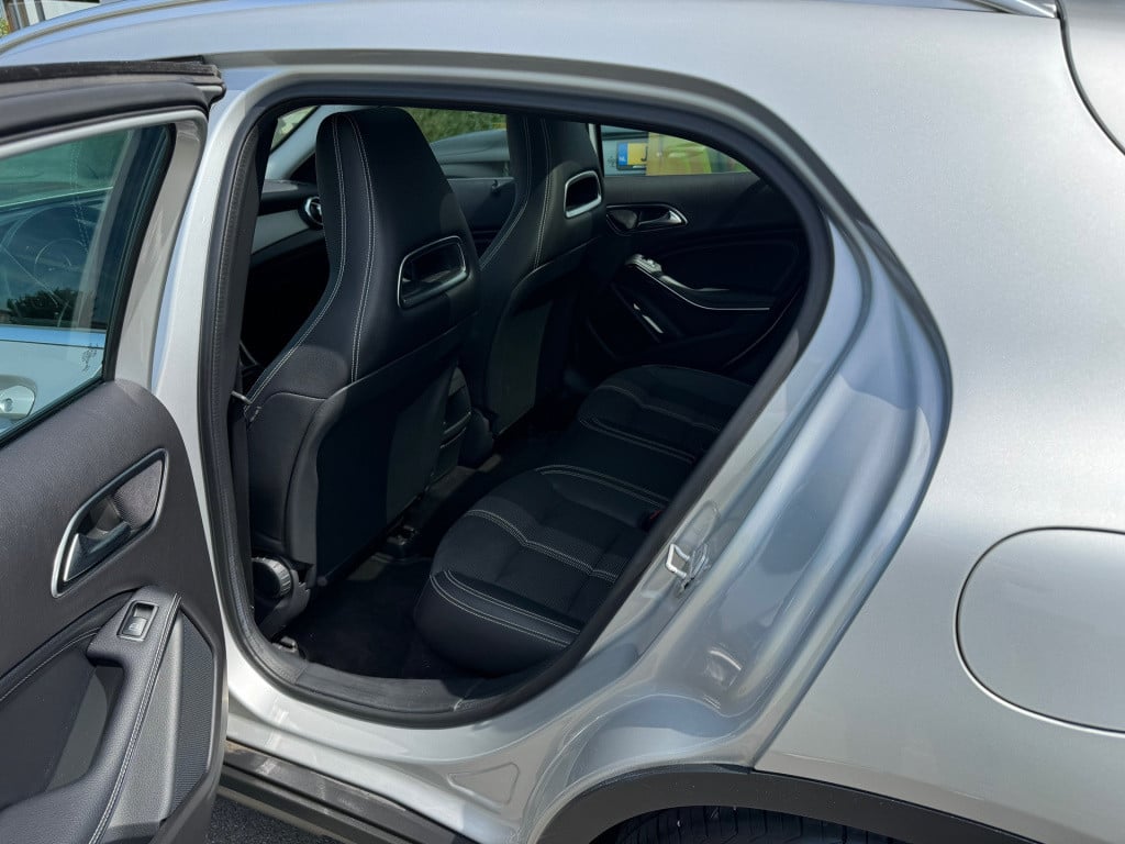 Mercedes-Benz Gla-klasse 180 business solution amg automaat / panoramadak ,