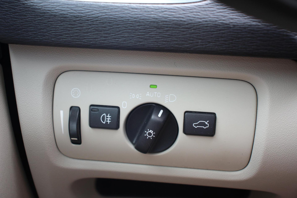 Volvo V40 2.0 t2 inscription - 122pk - leder - 17inch - navi - full led - c