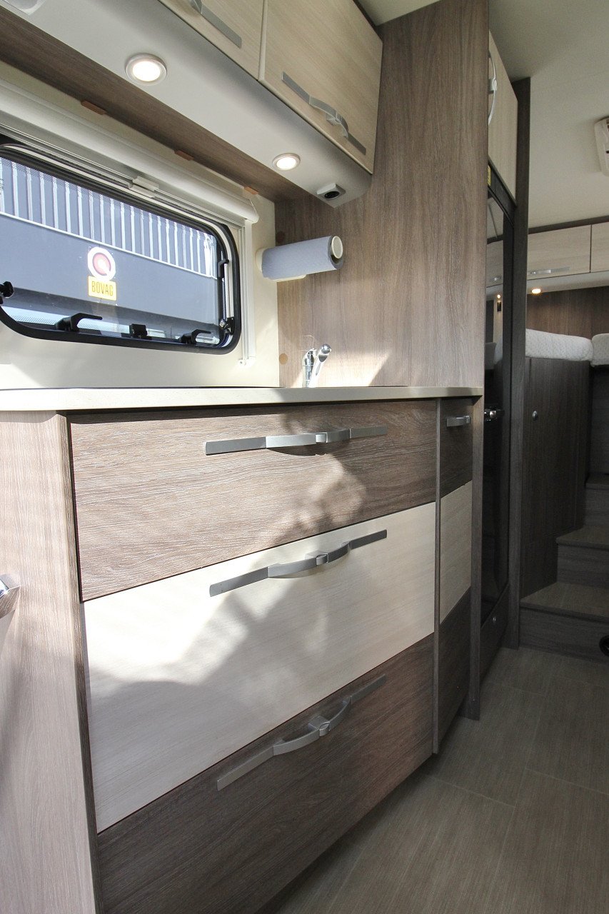 Bürstner Nexxo t690G(AUTOMAAT, Lengtebedden,Als nieuw!!!)