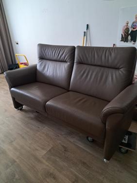 Mooi leren bankje in nieuwstaat, met verstelbare rugleuning