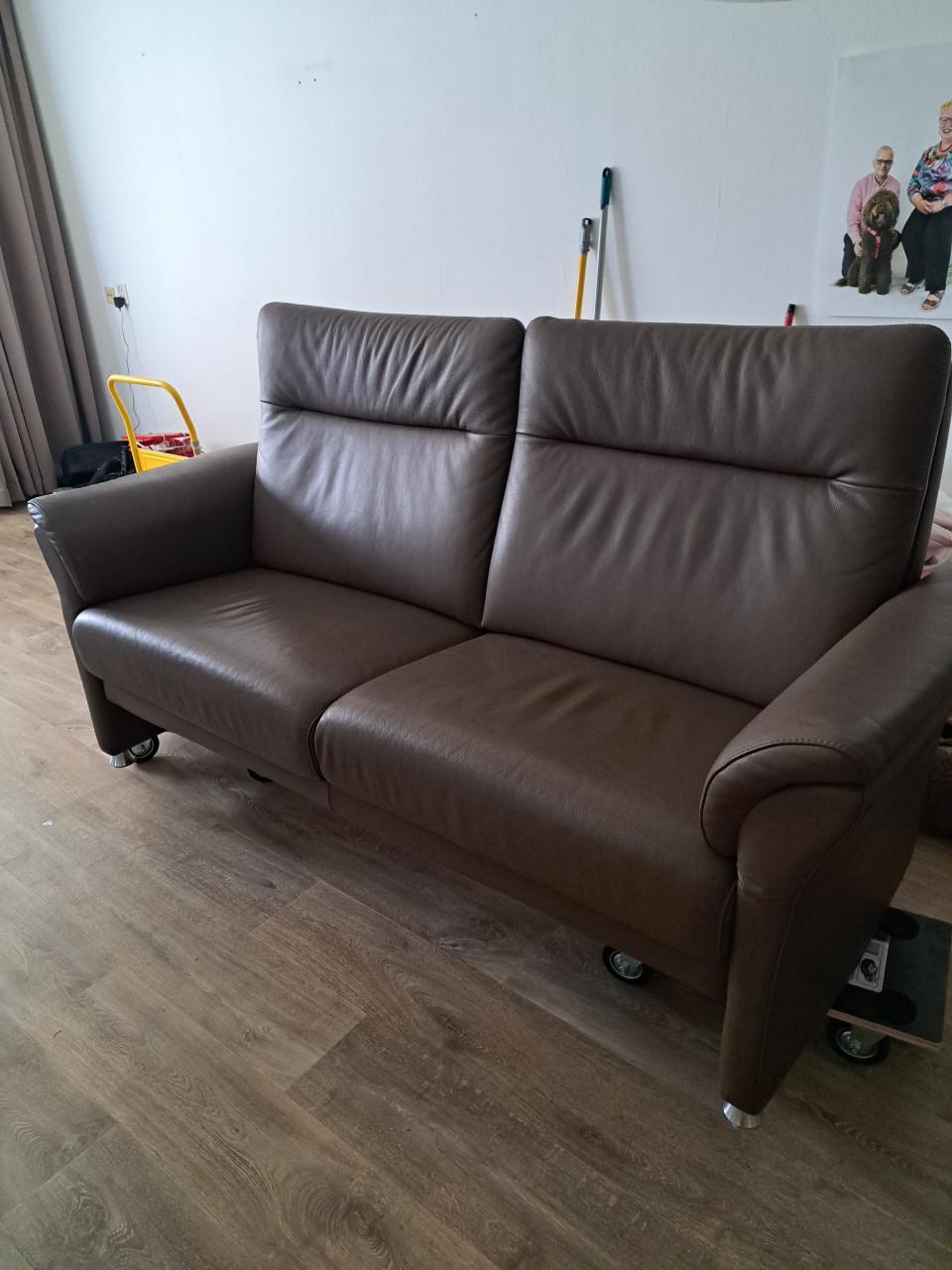 Mooi leren bankje in nieuwstaat, met verstelbare rugleuning
