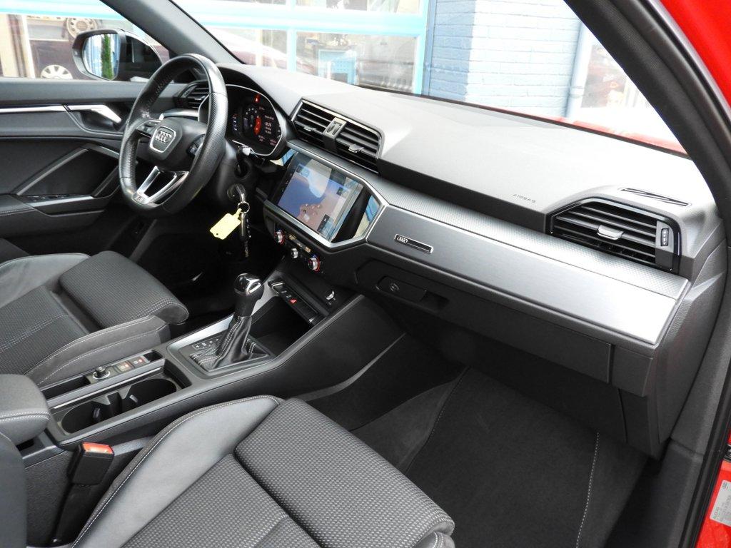 Audi Q3 35 tfsi s-line black optic nap trekhaak