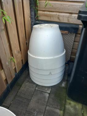6 grote bloempotten 60 rond en 60 hoog 50 euro voor 6 stuks.