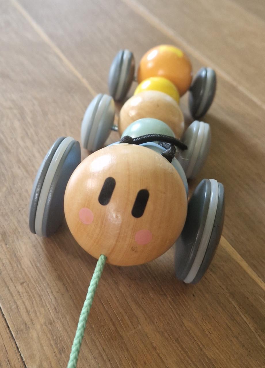 Houten rups met wieltjes