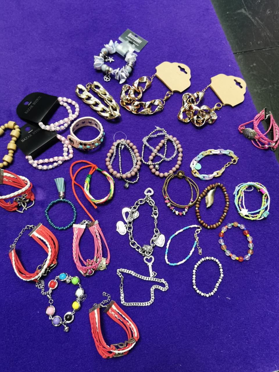 Partij van 200 sieraden